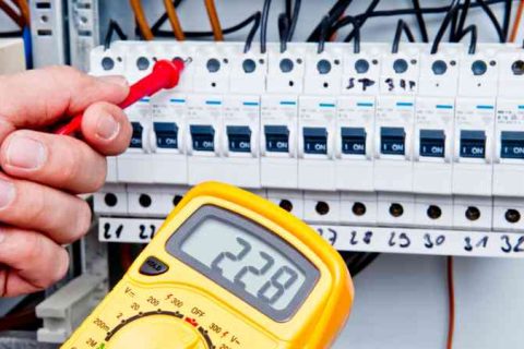 electricista tarragona haciendo inspeccion electrica