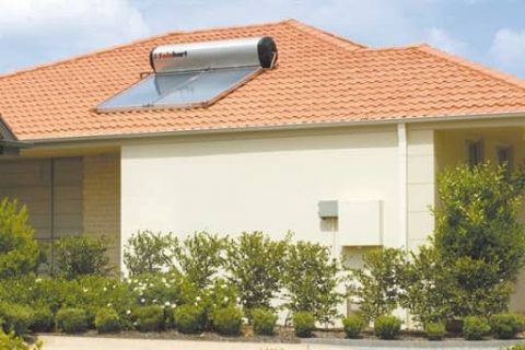 placa solar termosifon sobre tejado de vivienda placas solares tarragona para autoconsumo